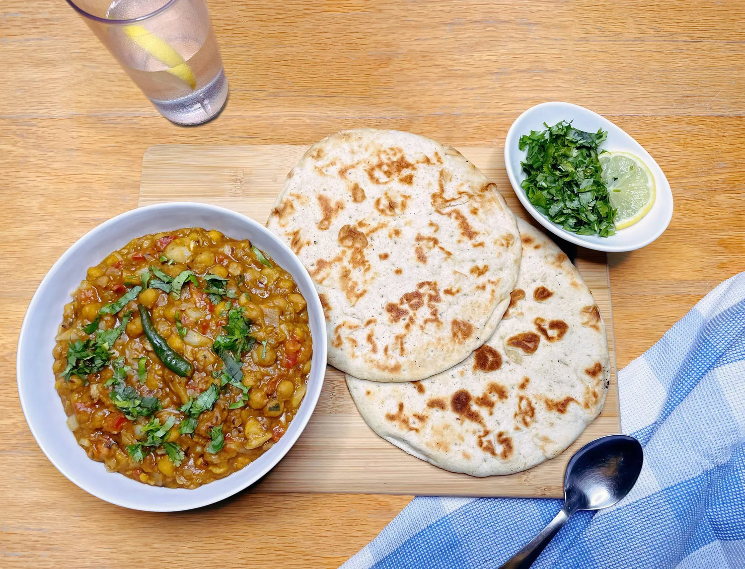 Chickpeas curry with Indian bread
